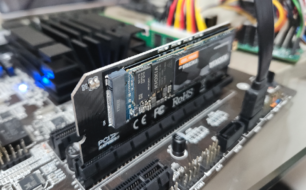 安装在 PCIe 转接卡上的 NVMe 硬盘